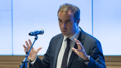 Francia, Lecornu inizia le consultazioni per formare il governo. Nel Paese esplode la protesta