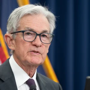 Fed, Powell conferma l’apertura a nuovi tagli dei tassi: “C’è margine ma il percorso non è privo di rischi”