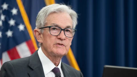 Borse oggi, parte il countdown per la Fed, guardando oltre il taglio dei tassi. Listini poco mossi ma l’argento impazza