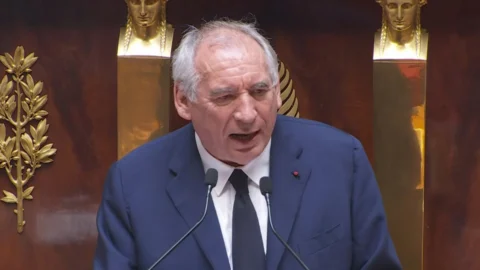 Francia, il Parlamento sfiducia Bayrou ma ora la soluzione della crisi è nelle mani di Macron: nuovo governo o elezioni?