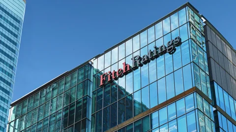Fitch premia le top banche italiane: rating in rialzo per Intesa Sanpaolo e Unicredit