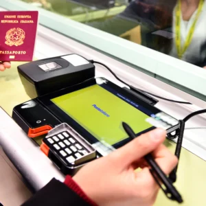 Poste Italiane mengirimkan seratus ribu paspor dalam satu tahun.
