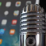 Meno libri e più audio per la Gen Z tra podcast, audiolibri e video accelerati: cosa c’è dietro il declino della lettura