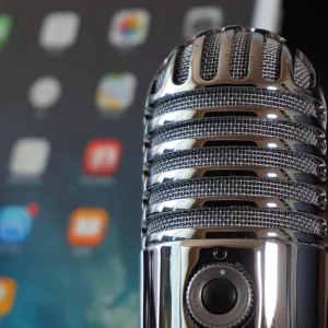 Meno libri e più audio per la Gen Z tra podcast, audiolibri e video accelerati: cosa c’è dietro il declino della lettura