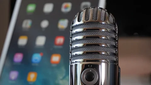 Meno libri e più audio per la Gen Z tra podcast, audiolibri e video accelerati: cosa c’è dietro il declino della lettura