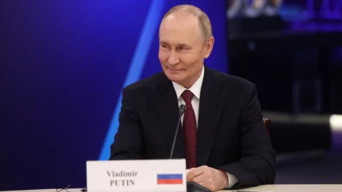 Russia-Ucraina, guerra senza tregua: nuovi raid su Kiev. Trump in Asia: “Nessun incontro con Putin senza accordo”