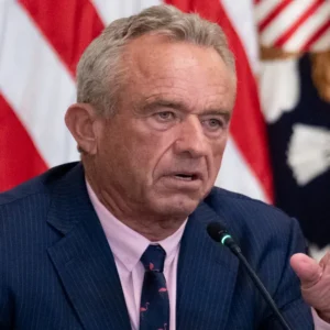 Robert Kennedy jr, il ministro della Sanità Usa che difende i No Vax, non è solo la vergogna della sua gloriosa famiglia ma dell’America
