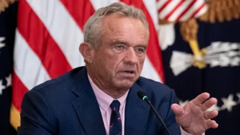 Robert Kennedy jr, il ministro della Sanità Usa che difende i No Vax, non è solo la vergogna della sua gloriosa famiglia ma dell’America