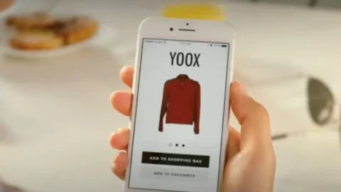 Yoox annuncia oltre 200 licenziamenti in Italia: a rischio le sedi di Bologna e Milano