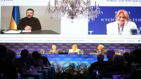 Zelensky collegato al Forum di Cernobbio