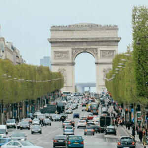 Katar hat die Champs-Élysées gekauft: Jedes fünfte Gebäude gehört Arabern, die horrende Mieten kassieren.