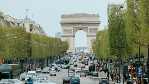 Il Qatar si è comprato gli Champs Elysees: un edificio su cinque è degli arabi, che incassano affitti stellari