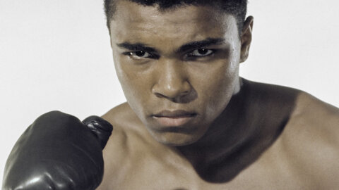 Muhammad Ali: la cartolina di leva del grande pugile che si rifiutò di arruolarsi, in asta per 3-5 milioni di dollari
