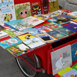 家の下の本: ミラノで自転車に乗ってアマゾンに挑戦する「ドン・キホーテ」書店主のサンティーニ。