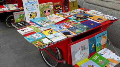 Libri Sotto Casa: Santini, il libraio “Don Chisciotte” che a Milano sfida Amazon in bicicletta