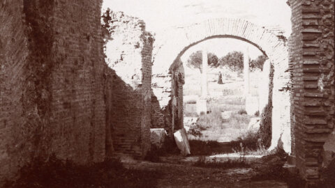 Milano, “Women and Ruins”: la Fondazione Luigi Rovati celebra le pioniere della fotografia archeologica