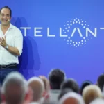 Stellantis torna all’utile con 293 milioni: il Nord America spinge la ripresa, ma il titolo crolla a Piazza Affari