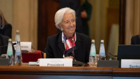 Bce, tassi fermi. Lagarde: “Urgente rafforzare l’area euro e la sua economia”. Panetta: “Tassa su banche limitata, no rischi di instabilità”