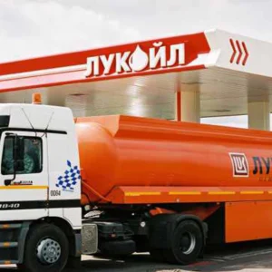 Lukoil: il gigante russo del petrolio tratta con Gunvor per cedere asset all’estero. E sulle sanzioni Usa a Putin, Orbán vola da Trump