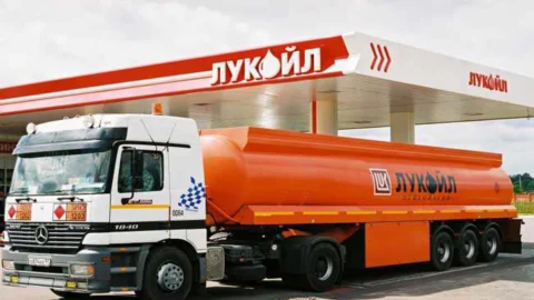 Lukoil: il gigante russo del petrolio tratta con Gunvor per cedere asset all’estero. E sulle sanzioni Usa a Putin, Orbán vola da Trump