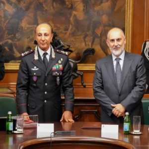 Die Carabinieri und die FS Group unterzeichnen ein neues Memorandum of Understanding für Sicherheit und Legalität.