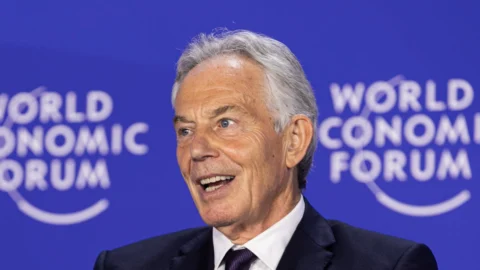 Negoziati per la pace a Gaza, Hamas dice sì al disarmo ma rifiuta Blair come governatore