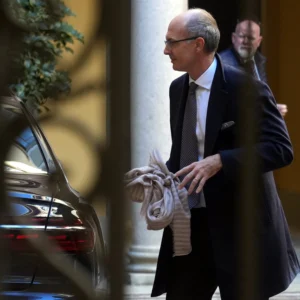 Mediobanca公布的营收为867亿欧元，利润受到MPS收购要约成本和Banca Generali的影响。预测