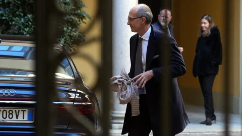 Mediobanca, ricavi a 867 milioni: sull’utile pesa il costo delle ops di Mps e su Banca Generali. Le previsioni