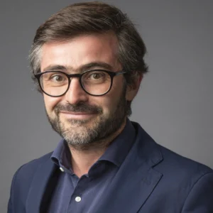 Italia e Francia, scambio di ruoli. Conti pubblici, governabilità, arresto di Sarkozy e furto del Louvre: la V Repubblica scricchiola