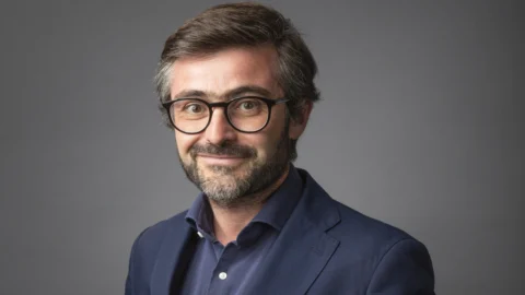 Italia e Francia, scambio di ruoli. Conti pubblici, governabilità, arresto di Sarkozy e furto del Louvre: la V Repubblica scricchiola