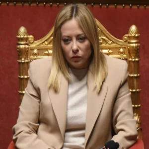 Patrimoniale, è scontro. Meloni: “Con noi non ci sarà mai”. Schlein: “Il Governo aiuta i ricchi”