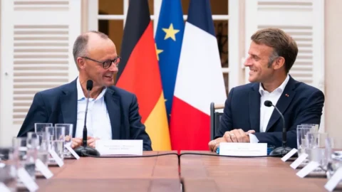 Francia e Germania in crisi spiazzano la Ue: chi reggerà la bandiera dell’europeismo?