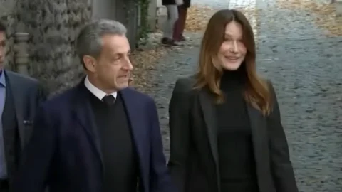 Sarkozy esce dal carcere, concessa la libertà vigilata. L’ex Presidente: “La prigione è un incubo”