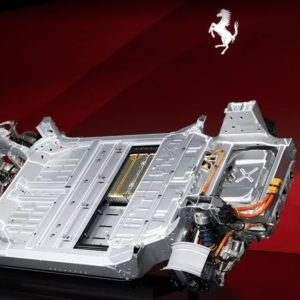 La voiture électrique Ferrari dévoile son cœur technologique, mais les actions chutent après le nouveau plan industriel.