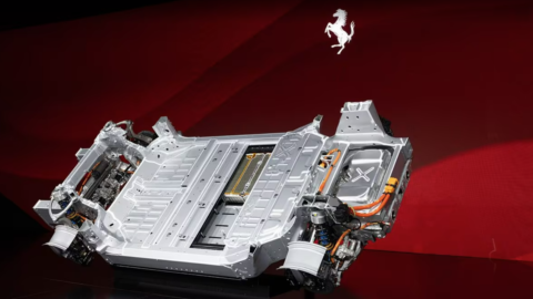 Ferrari elettrica, svelato il cuore tecnologico: ma le azioni crollano dopo il nuovo piano industriale