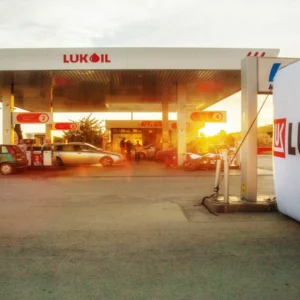 Lukoil acelera la venta de activos extranjeros: acuerdo preliminar con Carlyle bajo presión de las sanciones estadounidenses