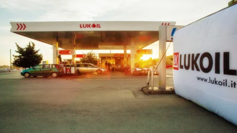 Lukoil accelera la vendita degli asset esteri: accordo preliminare con Carlyle sotto la pressione delle sanzioni Usa