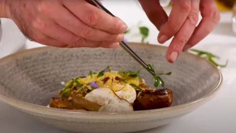 Autunno, tempo di funghi: la ricetta delle quattro consistenze dei porcini in padella con topinambur e mascarpone dello Chef Stefano Di Gregorio