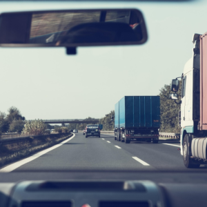 Trasporto merci: l’Europa viaggia su gomma, l’Italia all’88%. La ferrovia arretra, l’elettrico cresce ma resta indietro