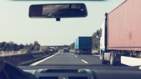 Trasporto merci: l’Europa viaggia su gomma, l’Italia all’88%. La ferrovia arretra, l’elettrico cresce ma resta indietro
