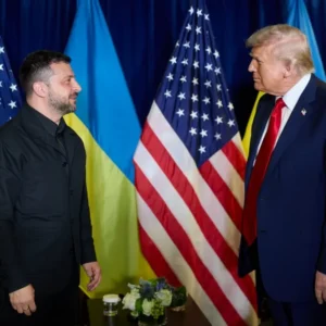 Trump minaccia l’Ucraina: “Firmate entro giovedì o tagli su armi e intelligence” ma Zelensky e i leader europei lavorano a un piano alternativo