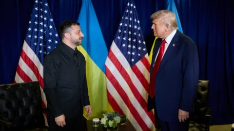 Trump a Zelensky: “Cedi il Donbass a Putin o sarai distrutto”, incontro alla Casa Bianca finisce in lite