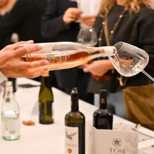 É possível beber bem por menos de 20 euros: aqui está o guia. E há vinhos até por menos de 10 euros.