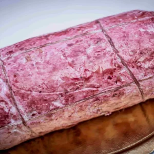Cotechino di torrone: der leckere "Trick" der Süße, die als herzhaft getarnt ist, um die lokalen gastronomischen Traditionen beim Torrone-Festival in Cremona zu feiern.