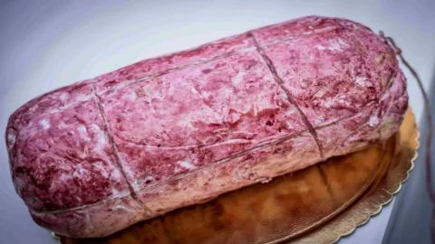 Cotechino di torrone: "trik" lezat berupa rasa manis yang disamarkan sebagai rasa gurih untuk merayakan tradisi gastronomi lokal di Festival Torrone di Cremona.