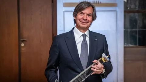 Intesa Sanpaolo: Carlo Messina riceve il riconoscimento di European Banker of the year 2024.