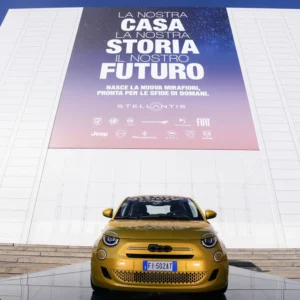 La nuova Fiat 500 Hybrid riaccende la storia di Mirafiori e la memoria condivisa della fabbrica-simbolo dell’auto