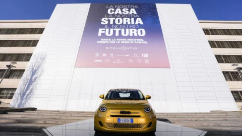 La nuova Fiat 500 Hybrid riaccende la storia di Mirafiori e la memoria condivisa della fabbrica-simbolo dell’auto