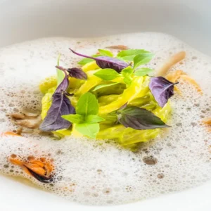 La ricetta dei Pici in verde, con conchigliacei, zolfini e basilici dello chef Alessandro Rossi, un profumo stellato di mare e di terra che rimanda a un angolo incontaminato della maremma toscana