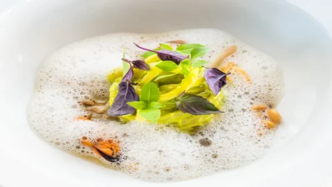 Resep Pici in verde karya Chef Alessandro Rossi, dengan kerang, zolfini, dan kemangi, menawarkan aroma laut dan darat yang mempesona, membangkitkan suasana sudut Maremma Tuscan yang masih alami.